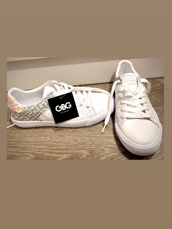 GBG Los Angeles Shoes - GBG Los Angeles White Low-Top Logo-Print Sneakers with Pink Accent